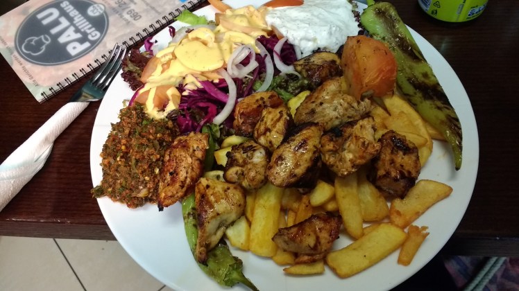 Hähnchenteller mit Pommes