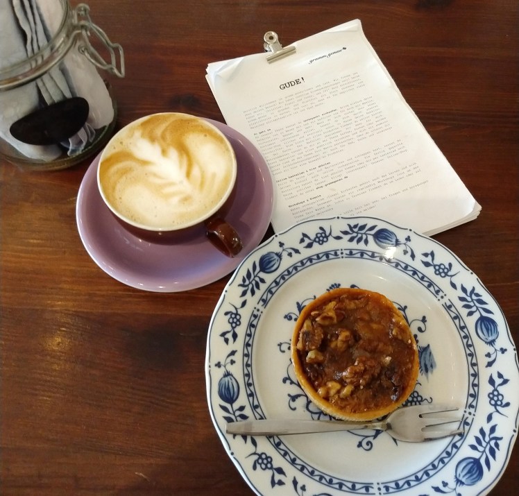 Hafer-Cappuccino und Törtchen im gramm.genau